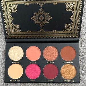 Ace Beaute Grandiose Gold Eyeshadow Palette with 8 Gorgeous Shades